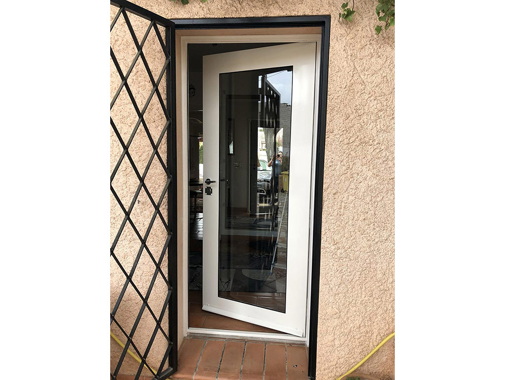 Porte-fenêtre et grille de protection