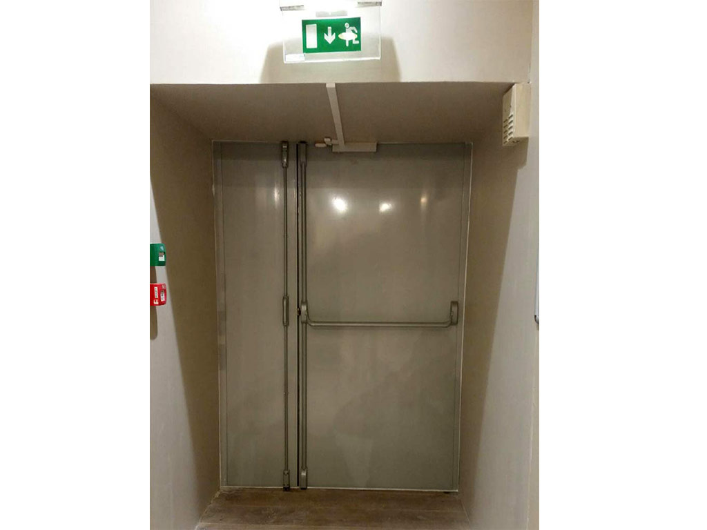 Porte issue de secours anti-effraction