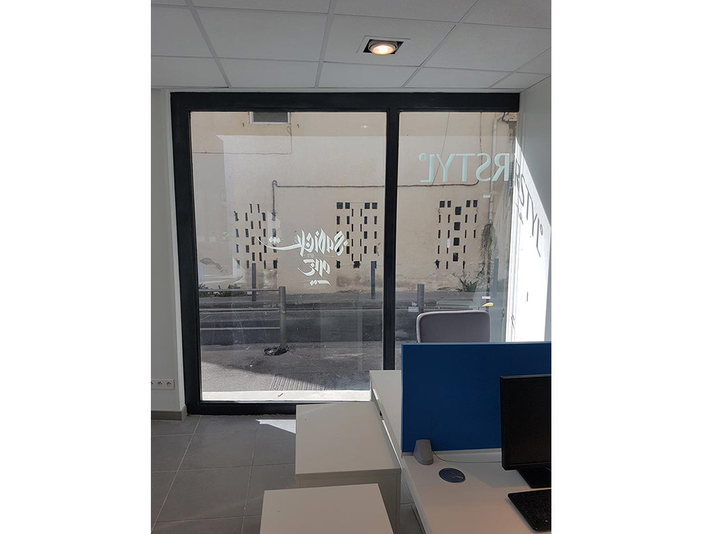Vitrage fixe de bureau en rez-de-chaussée